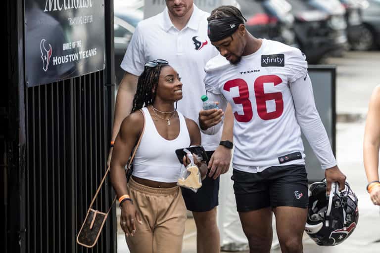 “Love, Football, and Unexpected Interceptions: Simone Biles and Jonathan Owens’s Honeymoon Takes a Surprising Turn as DB Signs with Green Bay Packers”
