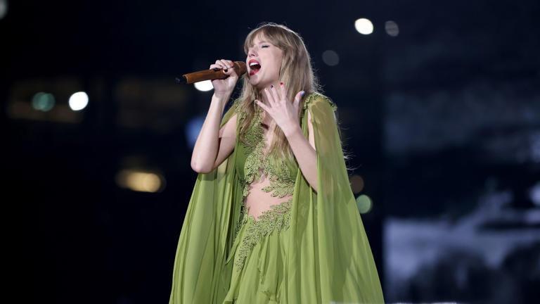 Clash of Fandoms Vikings Fans Fuming Over Taylor Swift Concert